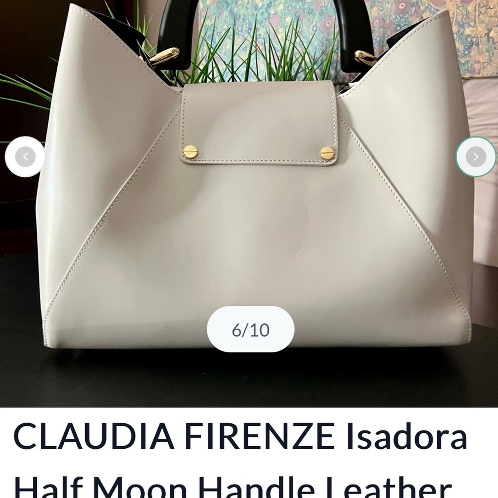 Elegant White Leather Handbag with Gold Accents - Picture 2 of 6